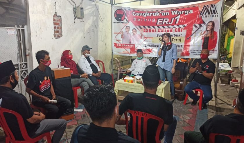 Cawali  Eri Cahyadi saat pertemuan dengan warga di kampung Kedinding Tengah Baru, Kenjeran, Surabaya. (Foto IST)