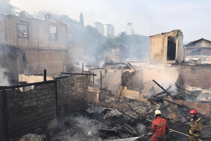 Petugas pemadam kebakaran melokalisir api yang membakar permukiman warga yang menjadi lahan parkir di dekat Mal Senayan City, Jakarta, Senin (26/10/2020) (ANTARA/Devi Nindy)

