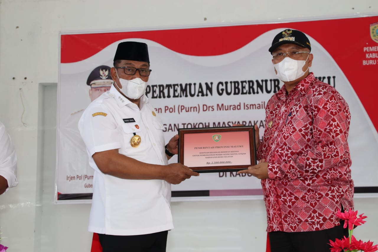 bantuan pertanian yang diserahkan Gubernur kepada masyarakat Bursel. HMP/BOY