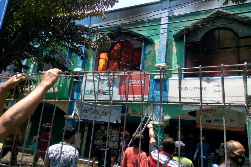 Toko Elektronik dan Emas Pasar Larangan Sidoarjo Terbakar