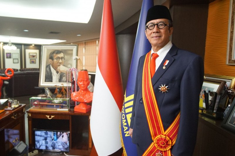 Menteri Hukum dan HAM Yasonna Laoly menerima anugerah Bintang Mahaputera Adipradana dari Presiden Joko Widodo, Rabu (11/11/2020) (ANTARA/Ho-Kementerian Hukum dan HAM)

