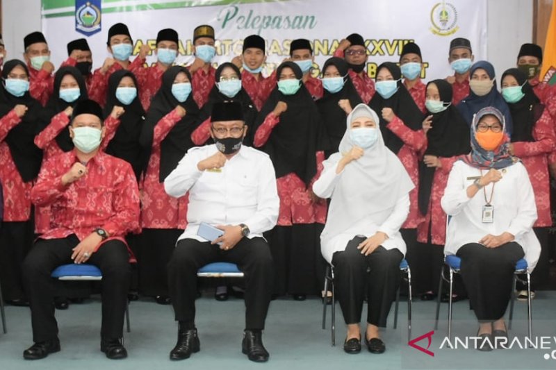 Wakil Gubernur Nusa Tenggara Barat, Hj Sitti Rohmi Djalilah saat melepas kafilah MTQ Nasional yang akan mewakili NTB bertempat di Ruang Rapat Utama Kantor Gubernur NTB, Rabu (11/11).
