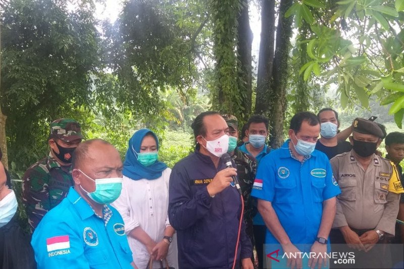 Deputi Pemberantasan dan Penindakan BNN Irjen Pol Arman Depari (nomor tiga dari kiri) menjelaskan penangkapan narkotika di Medan. (ANTARA/Munawar)

