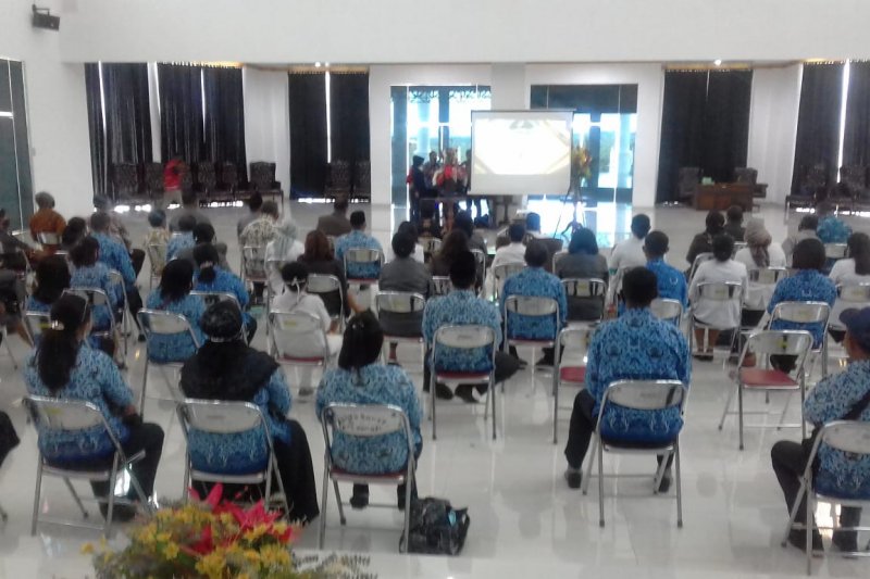 Penyerahan penghargaan dari Kementerian Kesehatan RI kepada Bupati Thaher Hanubun berlangsung secara virtual di Jakarta, Kamis (12/11/20) (Kemenkes RI)
