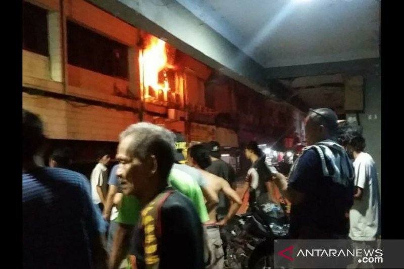 Kobaran api membakar ruko di Jalan Kebun Jeruk, Tamansari, Jakarta Barat, seorang bocah tewas dalam peristiwa tersebut, Jumat (13/11/2020) (ANTARA/Devi Nindy Sari Ramadhan)

