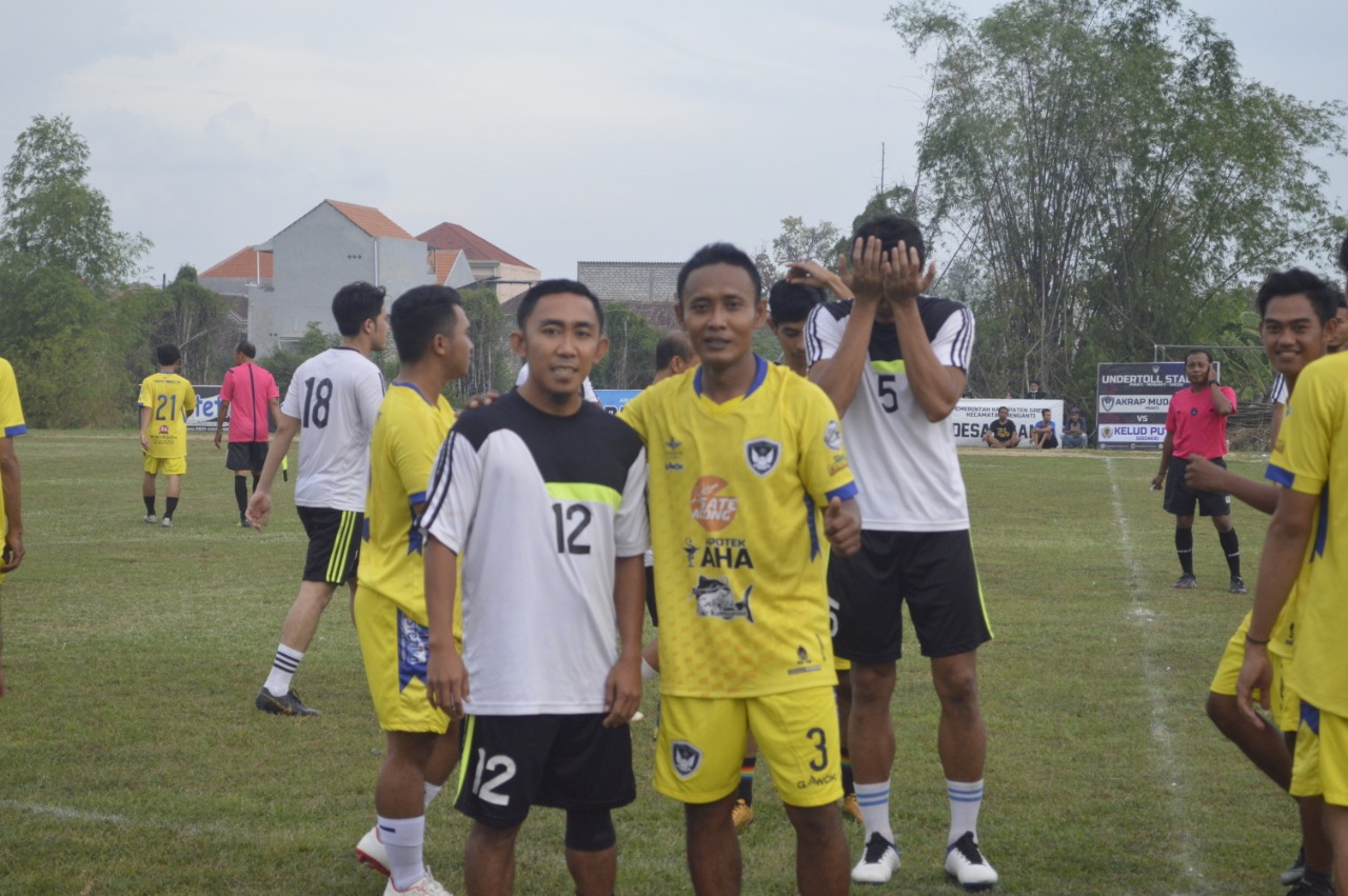 Pemain Persebaya Rendy Irwan dan Choirul Anam. Ist