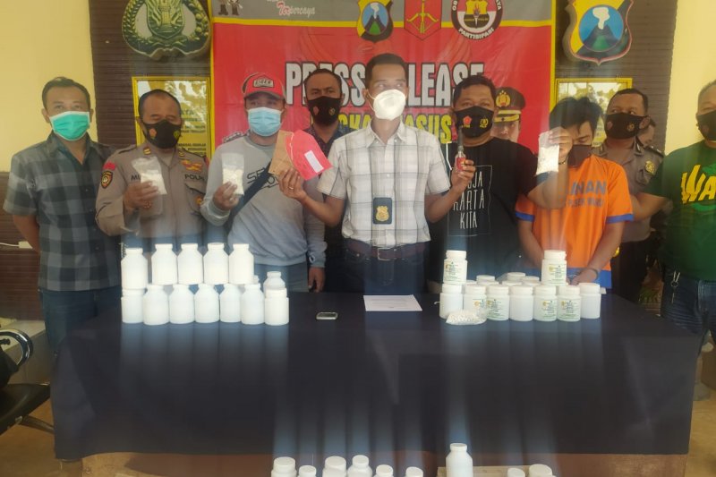 Petugas Kepolisian Sektor Waru, Sidoarjo menunjukkan barang bukti pil koplo (Antara Jatim/SI/IS)

