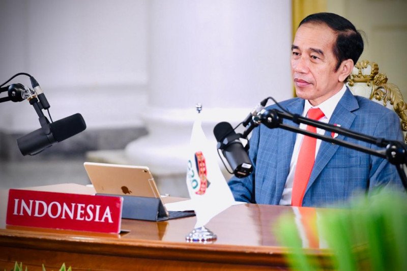 Presiden Joko Widodo saat menghadiri rangkaian Konferensi Tingkat Tinggi (KTT) G20 secara virtual melalui konferensi video dari Istana Kepresidenan Bogor, Jawa Barat, Sabtu.  (Biro Pers Sekretariat Presiden)