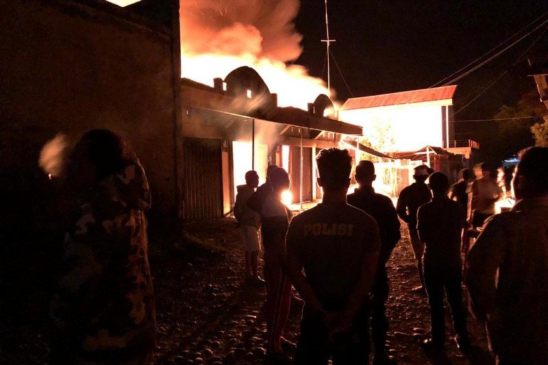 Kebakaran di Wamena yang terjadi Senin (23/11) dini hari menghanguskan empat ruko dan dua rumah serta menewaskan seorang warga. (ANTARA/HO/Humas Polda Papua)

