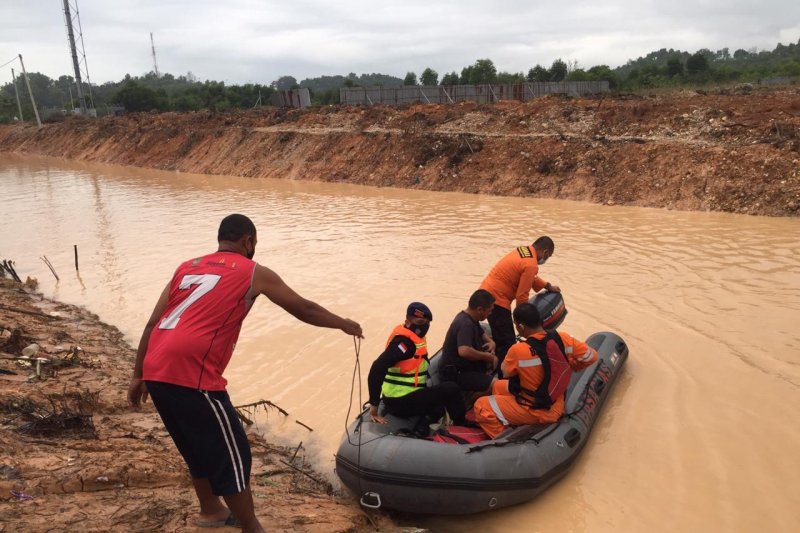 Operasi SAR terhadap seorang anak usia 6 tahun terseret arus drainase Tembesi, Batam, Kepri, Senin (23/11). ANTARA/HO-SAR Tanjungpinang