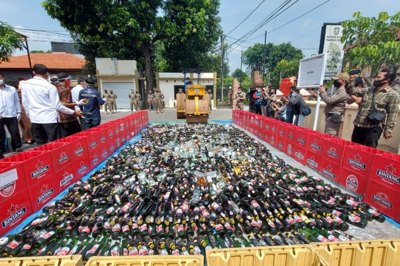 
Pemusnahan BB minuman keras oleh Satpol PP Kabupaten Sidoarjo (Antara Jatim/Pemkab Sidoarjo/IS)
