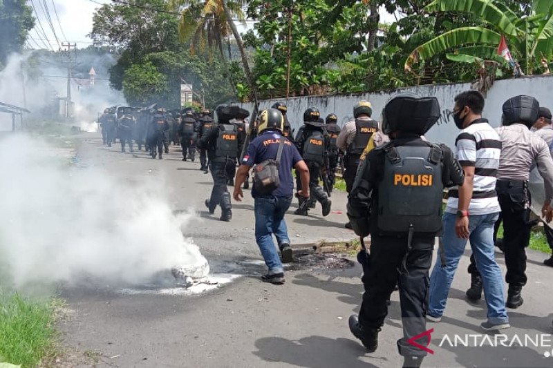 Posisi saat memukul mundur massa aksi demo Papua Merdeka di Kota Sorong, Jumat. (Foto Antara Papua Barat/ Ernes Kakisina)