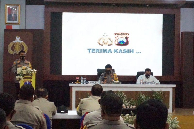 Kapolda Jatim Irjen Pol Nico Afinta memberikan pengarahan kepada anggota di Mapolres Mojokerto (Antara Jatim/Humas Polda Jatim/IS)