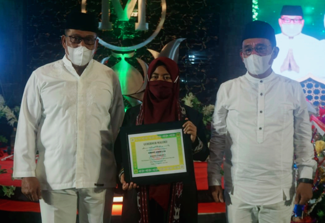  Usmiatun Usman mendapatkan bonus dari Gubernur Maluku Murad Ismail. HMP/BOY