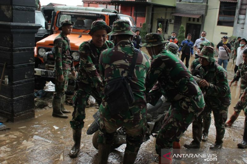 Personel Batalyon Kavaleri 6/ Naga Karimata mengevakuasi sepeda motor milik warga korban banjir. (ANTARA/Munawar)