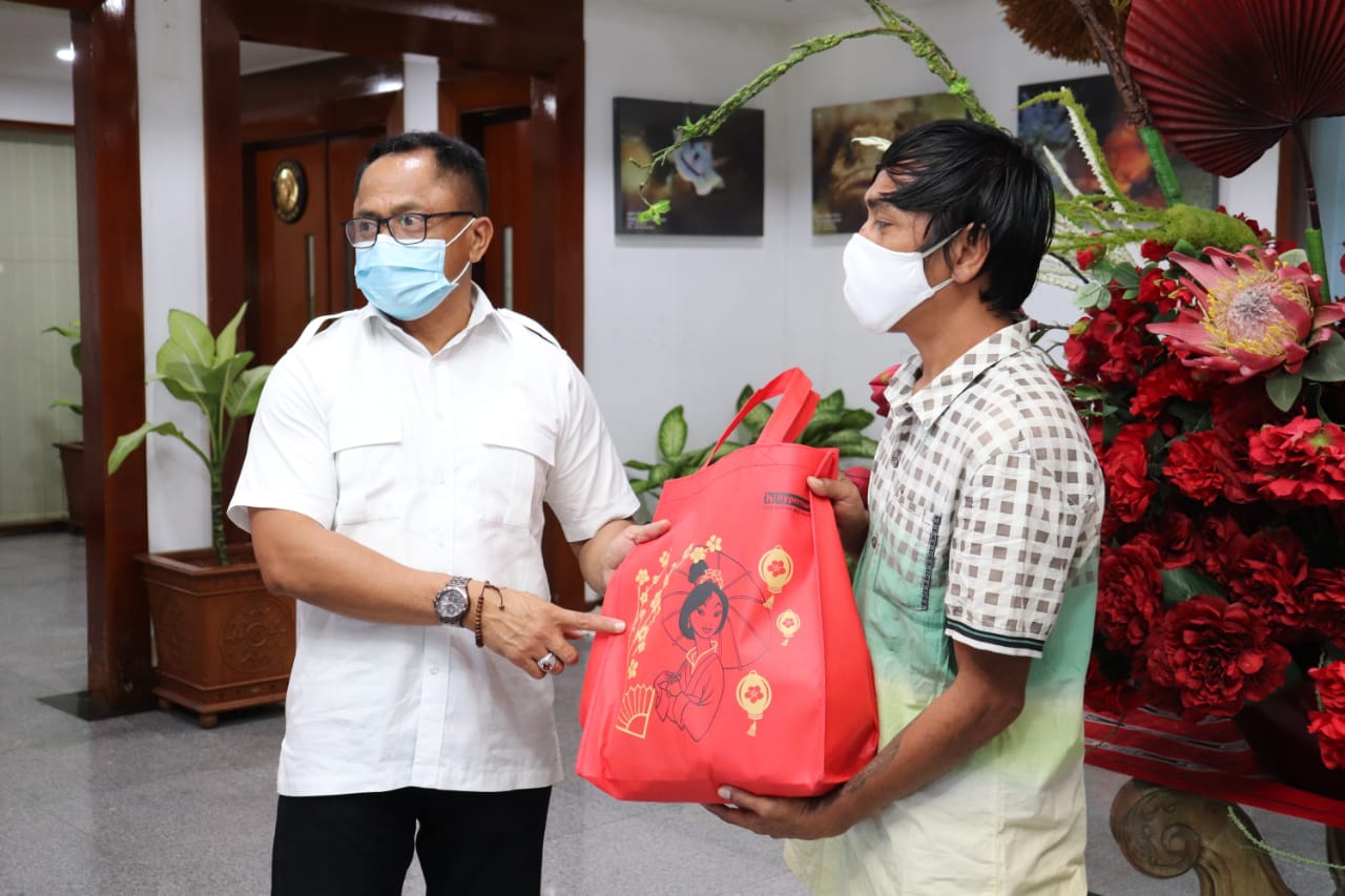 Sekretaris Daerah Maluku Kasrul Selang, menyerahkan bantuan sembako kepadaa tiga orang perwakilan masyarakat. HMP/BOY 