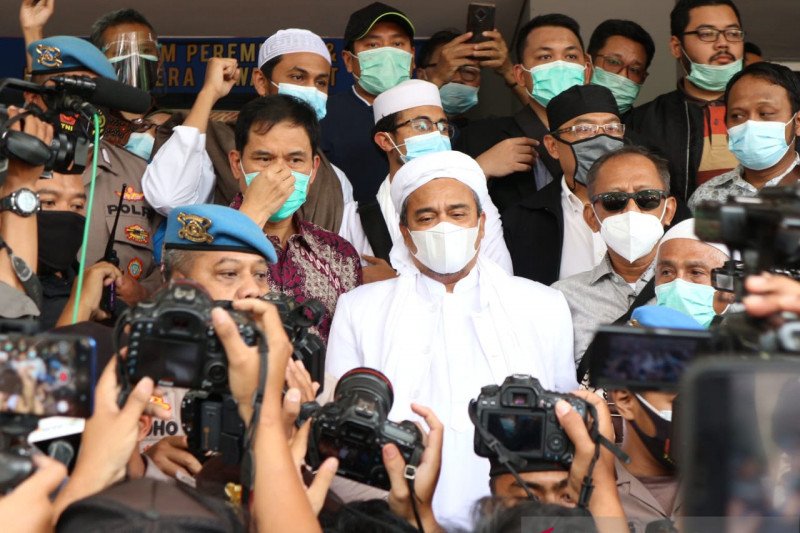 Tersangka Rizieq Shihab saat memberikan keterangan kepada wartawan di Mapolda Metro Jaya, Sabtu (12/12/2020), terkait perkara kerumunan di Petamburan dan dugaan ujaran kebencian. (ANTARA/Fianda Rassat).

