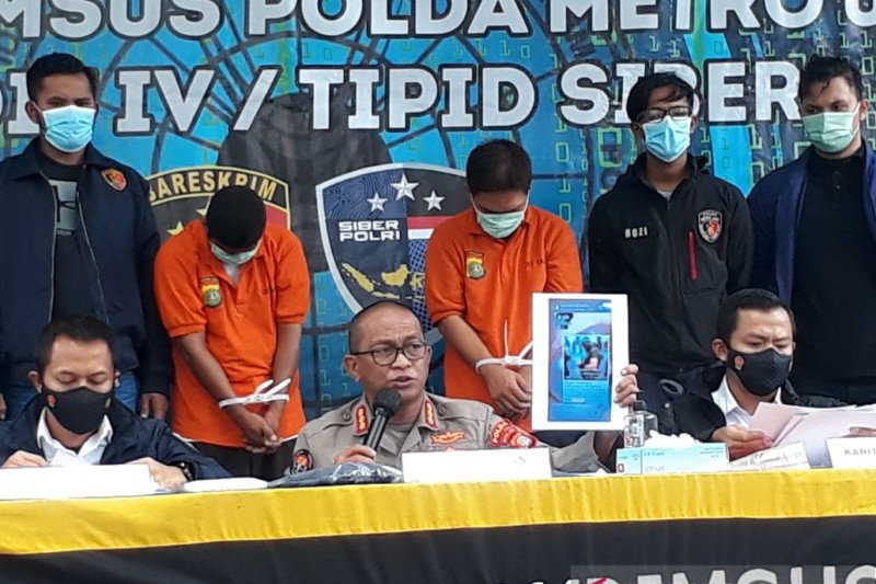 Penyidik Polda Metro Jaya hadirkan tersangka pembuat dan pengunggah video ancaman terhadap aparat Kepolisian dalam jumpa pers di Mapolda Metro Jaya, Senin (14/12/2020). ANTARA/HO-Polda Metro Jaya