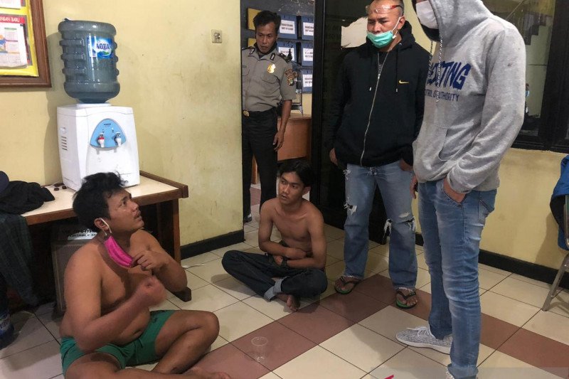 Polisi menginterogasi pelaku penculikan dan penganiayaan terhadap warga Kemayoran, Jakarta Pusat di ruang tahanan Mapolsek Matraman, Jakarta Timur, Selasa (15/12/2020). (ANTARA/HO-Polsek Matraman).