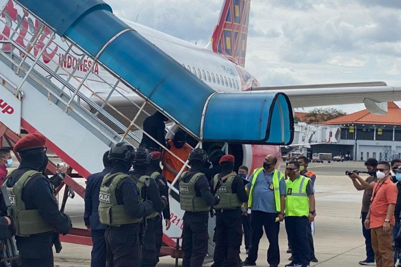 23 terduga teroris kelompok Jamaah Islamiyah (JI) saat tiba di Bandara Soekarno Hatta, Rabu (16/12/2020) usai diterbangkan dari Lampung ke Jakarta. (ANTARA/ HO-Polri)

