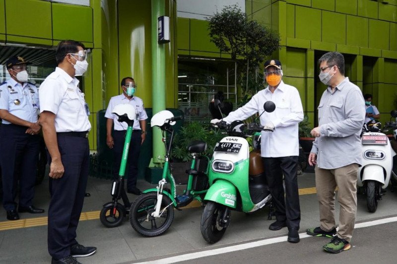Menhub Budi Karya Sumadi melakukan Test Drive kendaraan listrik di kawasan Stasiun Gambir, Jakarta Pusat, Rabu (16/12/2020). (ist)

