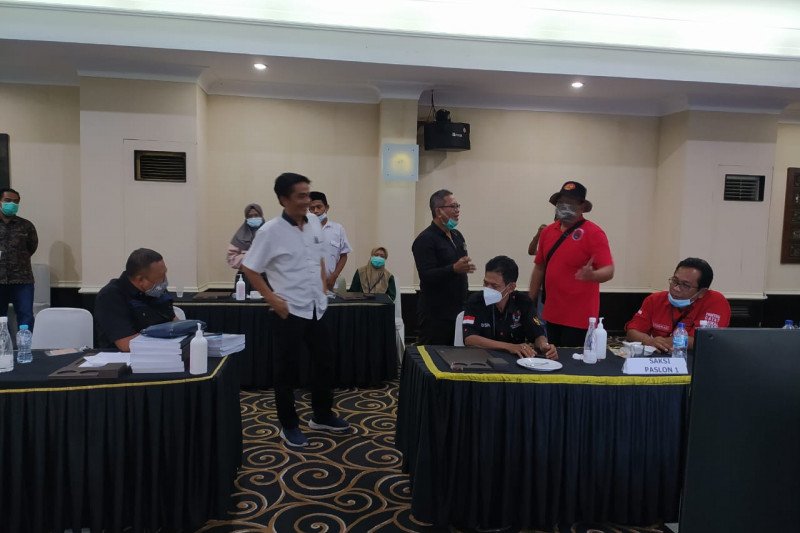 Rapat pleno rekapitulasi Pilkada Surabaya di Hotel Singgasana, Rabu (16-12-2020) malam. ANTARA/HO-KPU Kota Surabaya

