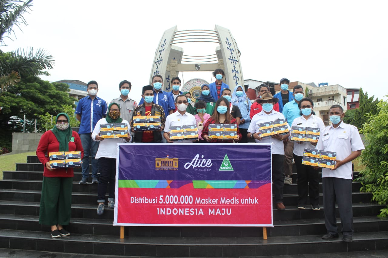 Penyerahan masker secara simbolis oleh Brand Manager Aice Group Sylvana diterima Wakil Gubernur Maluku Barnabas Nathaniel Orno, di Gong Perdamaian Kota Ambon, (17/12). HMP/BOY