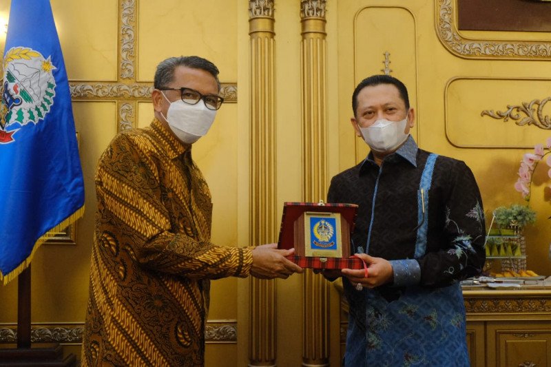 Ketua MPR RI Bambang Soesatyo (Bamsoet) bersama Gubernur Sulawesi Selatan HM Nurdin Abdullah di Rujab Gubernur di Makassar, Sabtu malam (19/12/2020).ANTARA/HO/Humas Pemprov Sulsel

