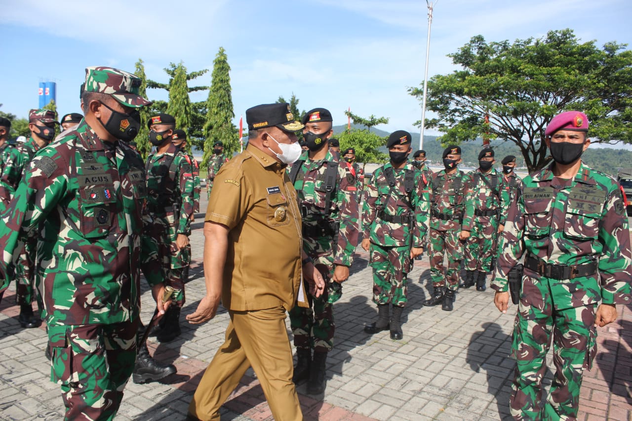 -Kepolisian Daerah (Polda) Maluku melakukan upacara gelar pasukan pengamanan Operasi Lilin Siwalima dalam rangka pengamanan Hari Natal 25 Desember dan Tahun Baru 2021. HMP/BOY