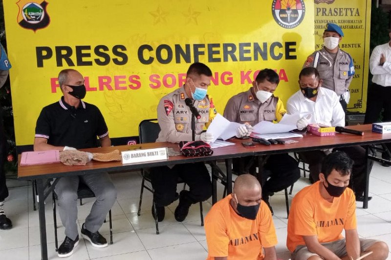 Penadah HP dan pelaku Epeng saat ditahan Polres Sorong Kota, Senin (21/12) (ANTARA/ho- Polres Sorong kota)
