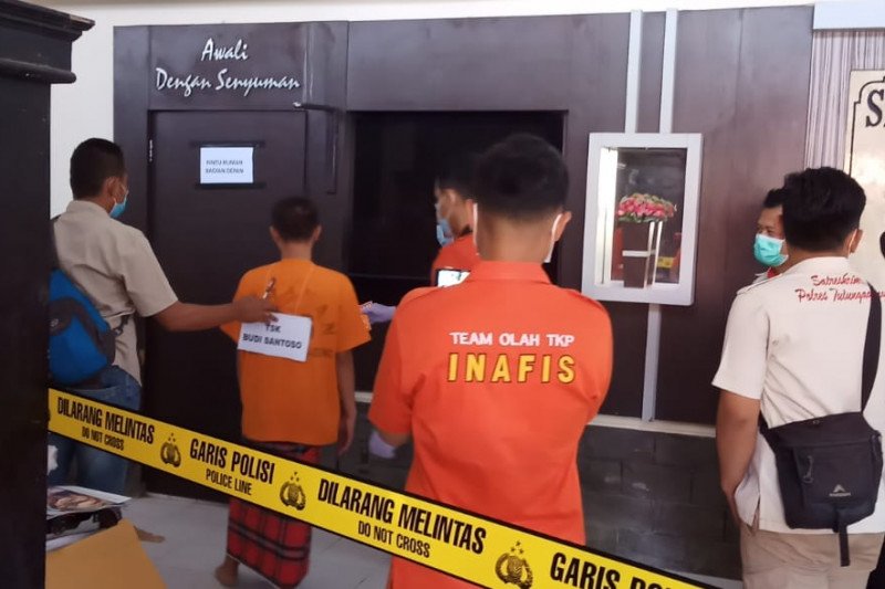 Polisi melakukan rekonstruksi kasus pembunuhan di Mapolres Tulungagung, Rabu (23/12/2020). ANTARA/HO-Aspri

