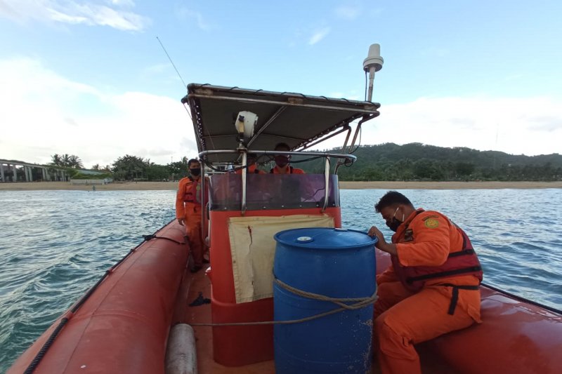 Tim Rescue Pos SAR Mandalika menyisir perairan laut TWA Gunung Tunak di Desa Mertak, Kabupaten Lombok Tengah, NTB, untuk mencari korban tenggelam, Rabu (23/12/2020). ANTARA/HO/Basarnas

