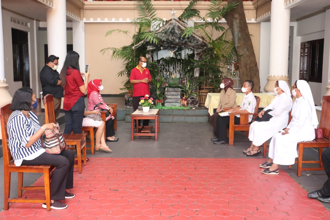 steri Gubernur Maluku Widya Pratiwi Murad Ismail, berbagi kasih dengan membagikan paket sembako (bingkisan Natal) dari Gubernur Maluku Murad Ismail kepada Empat Klasis dan Delapan Paroki . HMP/BOY