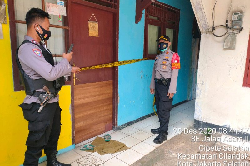 Petugas Polsek Cilandak, Jakarta Selatan memasang garis polisi di tempat kejadian orang meninggal di Jalan Asem II Gg.H Achpas RT013/RW 02 No.9 D, Jumat (25/12/2020). (ANTARA/HO-Polsek Metro Cilandak)
