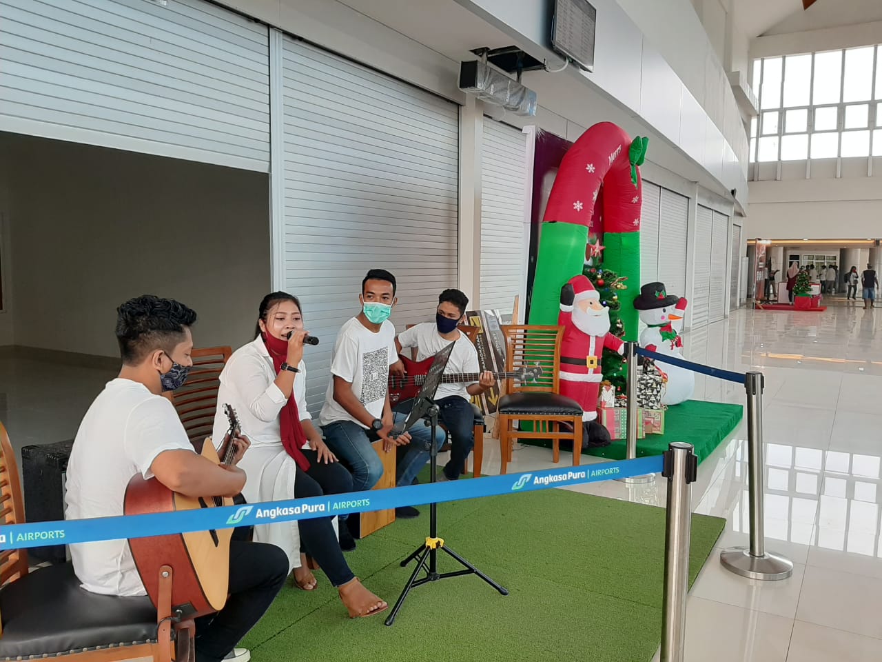 Live musik di Bandara Pattimura, Ambon membuat para penumpang nyaman dan terhibur. HMP/BOY 