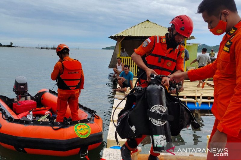 Basarnas Gorontalo dipimpin Danpos SAR Gorontalo Utara, Rezki Hasan melakukan pencarian satu orang nelayan hanyut, Rudi Mamu asal Desa Tolango Kecamatan Anggrek yang hanyut di pantai Tolango sekitar pukul 02.00 Wita, Sabtu dini hari. (ANTARA/HO-dokumentas