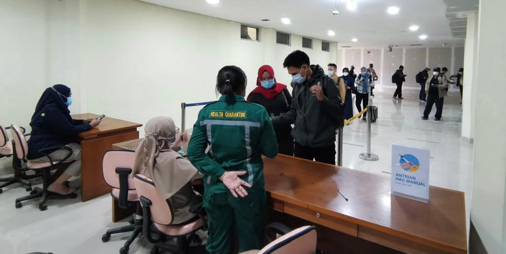 Antrean di Bandara Pattimura Ambon. HMP/NOY 