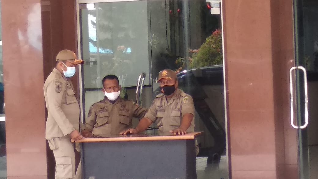 Anggota Satpol PP berjaga di Lobi Kantor Gubernur. HMP/BOY