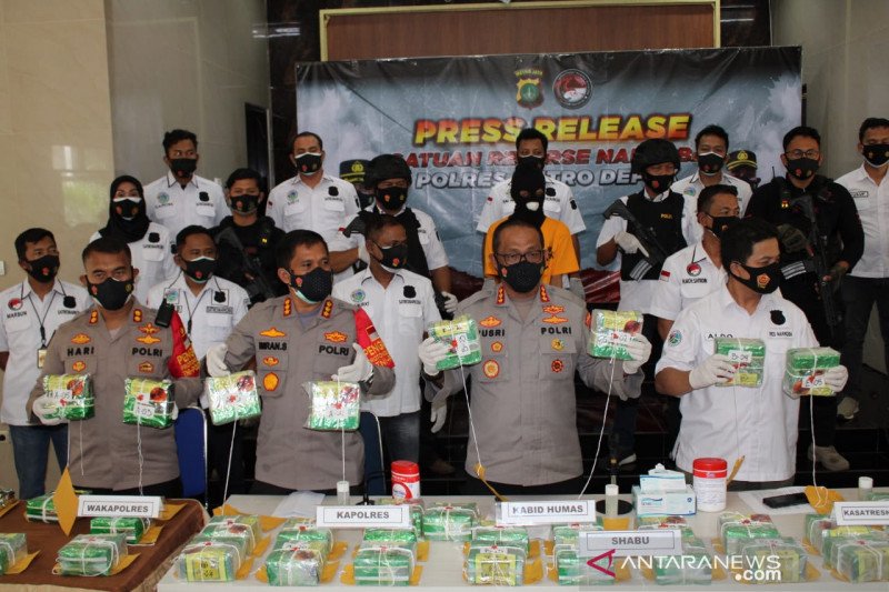 Polres Metro Depok menangkap kurir narkoba lintas provinsi berinisial EP (33) dan menyita narkotika jenis sabu-sabu sebanyak 46,54 kilogram. ANTARA/HO-Polda Metro Jaya