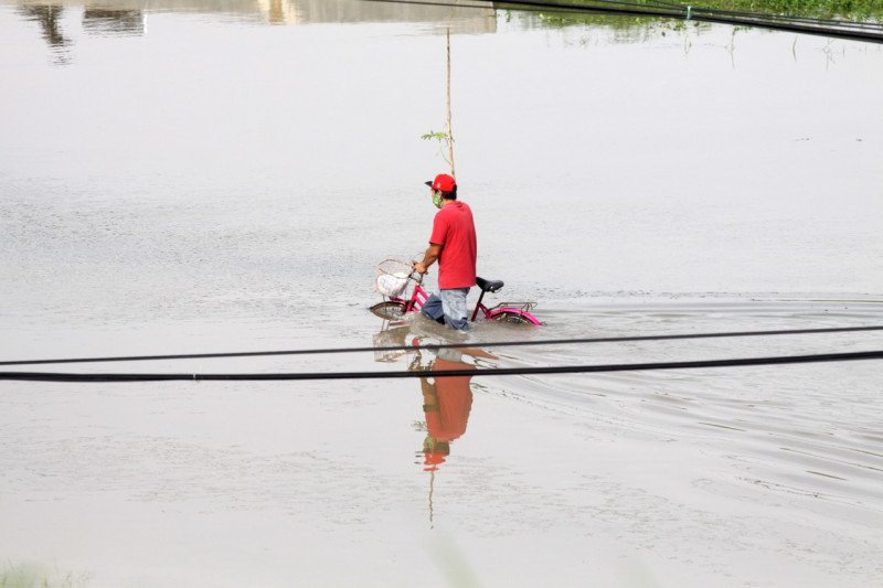 Banjir di Jalan Raya Porong Sidoarjo (Marul)