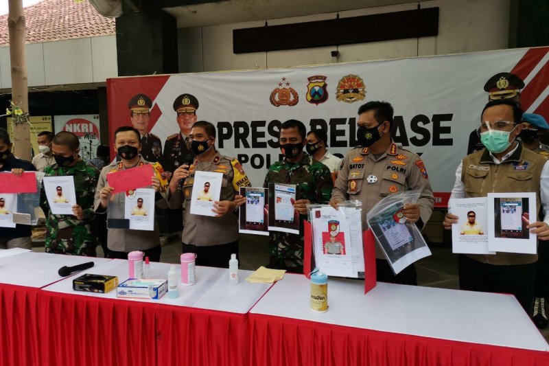 Dua dari kiri Dandim 0817 Gresik Letkol Inf Taufik Ismail, Kapolres Gresik AKBP Arief Fitrianto, Wakpolda Jatim Brigjen Pol Slamet Hadi Supraptoyo, Kepala Penerangan Kodam V/Brawijaya Kolonel Arm Imam Haryadi, dan Kadinkes Gresik drg Saifudin Ghozali saat
