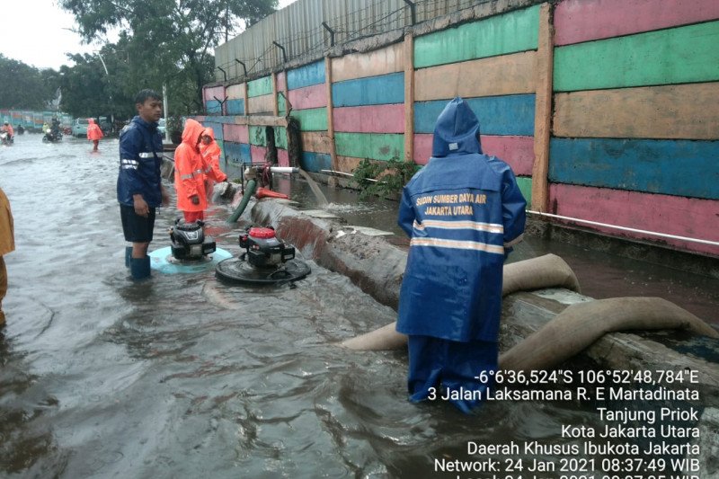 Petugas Sudin SDA Kota Jakarta Utara mengerahkan dua pompa apung berkapasitas 50 liter menyedot genangan di Jalan RE Martadinata dekat Terminal Tanjung Priok, Jakarta Utara, Ahad (24/1/2021). (ANTARA/HO-Kominfotik Jakarta Utara)
