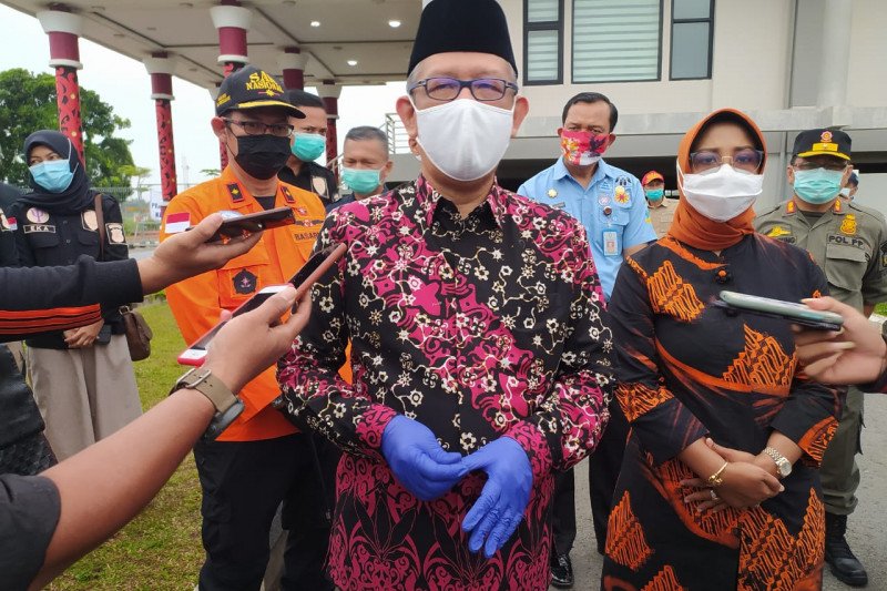 Gubernur Kalimantan Barat, Sutarmidji, menyambut secara langsung kedatangan enam jenazah korban kecelakaan Sriwijaya Air SJ-182 di Bandara Internasional Supadio Pontianak, Minggu. (Istimewa)
