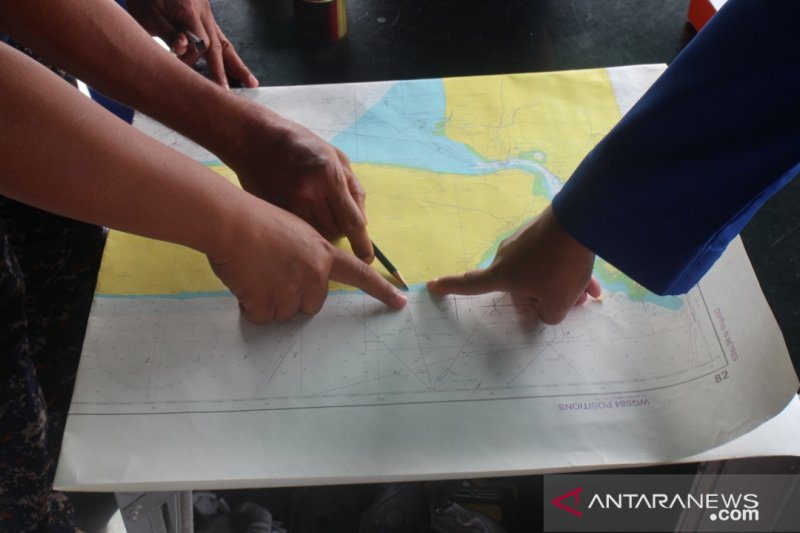 Petugas Polairud Polda Jatim berkoordinasi dalam upaya evakuasi kecelakaan kapal laut yang terjadi di perairan Gresik, Jawa Timur. (ANTARA Jatim/Hanif Nashrullah)