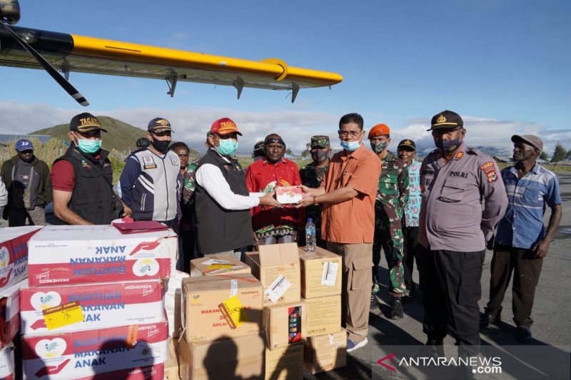 Kementerian Sosial (Kemensos) RI menyalurkan bantuan senilai Rp300 juta kepada para korban yang terdampak banjir di Kabupaten Paniai, Papua. (ANTARA/Istimewa)

