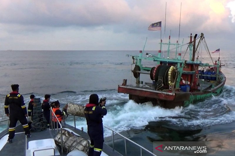Ilustrasi - Petugas KKP mengamankan pelaku penangkapan ikan ilegal di Selat Malaka. ANTARA/HO-KKP/am.