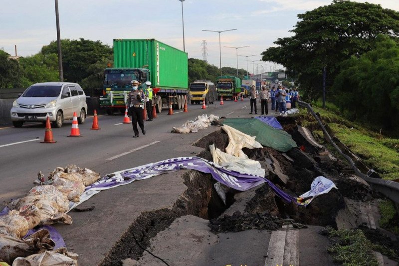 Lokasi longsor di Tol Surabaya-Gempol KM 06+200 jalur A (arah Gempol). (ANTARA /HO Jasamarga/A.M)