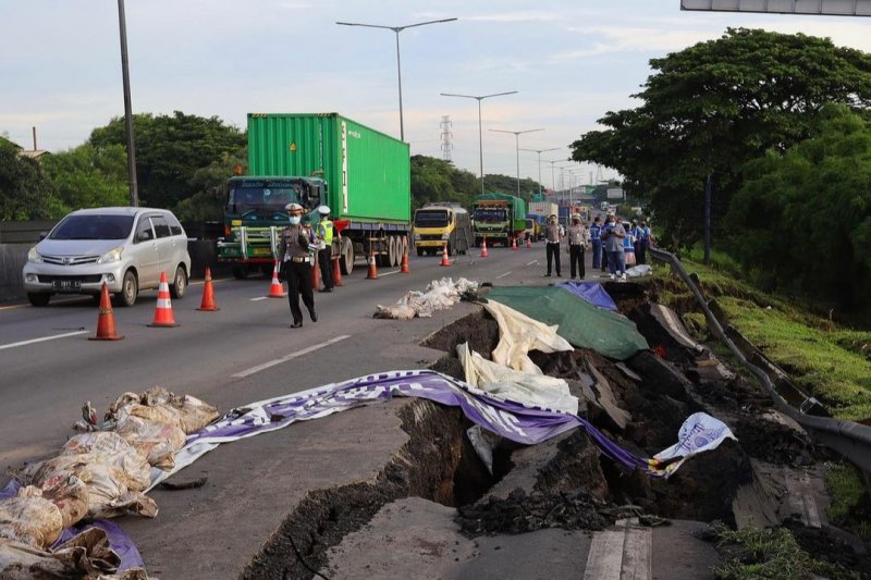Lokasi longsor jalur A KM 06+200 Tol Surabaya-Gempol (arah Gempol). ANTARA/HO-Jasamarga


