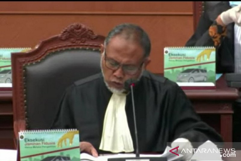 
Perwakilan pasangan pasangan calon urut 01 Ben Ibrahim-Ujang Iskandar Pilkada Kalimantan Tengah, Bambang Widjojanto. ANTARA/dokumentasi pribadi
