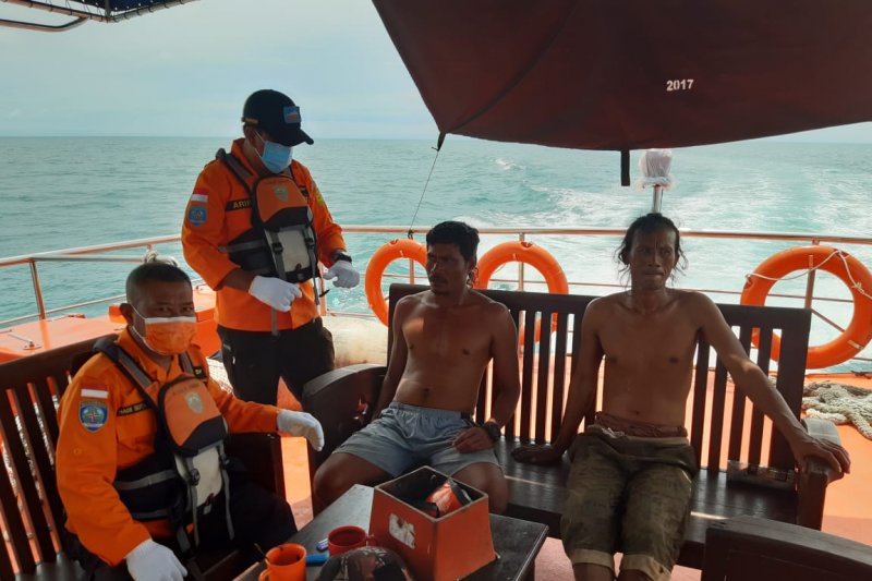 Dua nelayan Sorong yang dilaporkan hilang, saat ditemukan Basarnas di perairan Pulau Yefyal Kabupaten Sorong, Kamis (28/1/2021). (ANTARA/HO-Basarnas Sorong)

